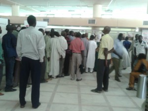 Arrêt sur l’image: Malheureusement il ne s’agit pas d’une crise bancaire, plutôt le quotidien des clients des banques au Tchad, …