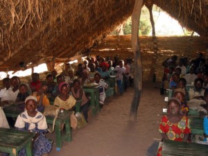 Une salle de classe rudimentaire à Gounou-Gaya au Sud du Tchad. 